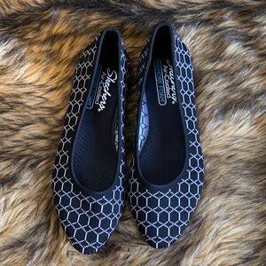 Skechers Women's Black and White Cleo Patterned Loafers